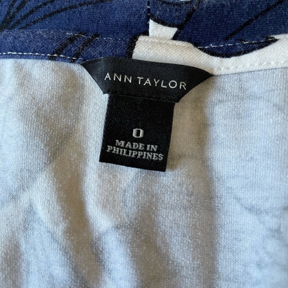 Ann Taylor size 0 half wrap dress short sleeve blue floral pattern - Picture 8 of 8